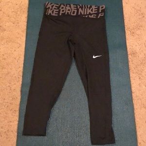Nike intertwist capris